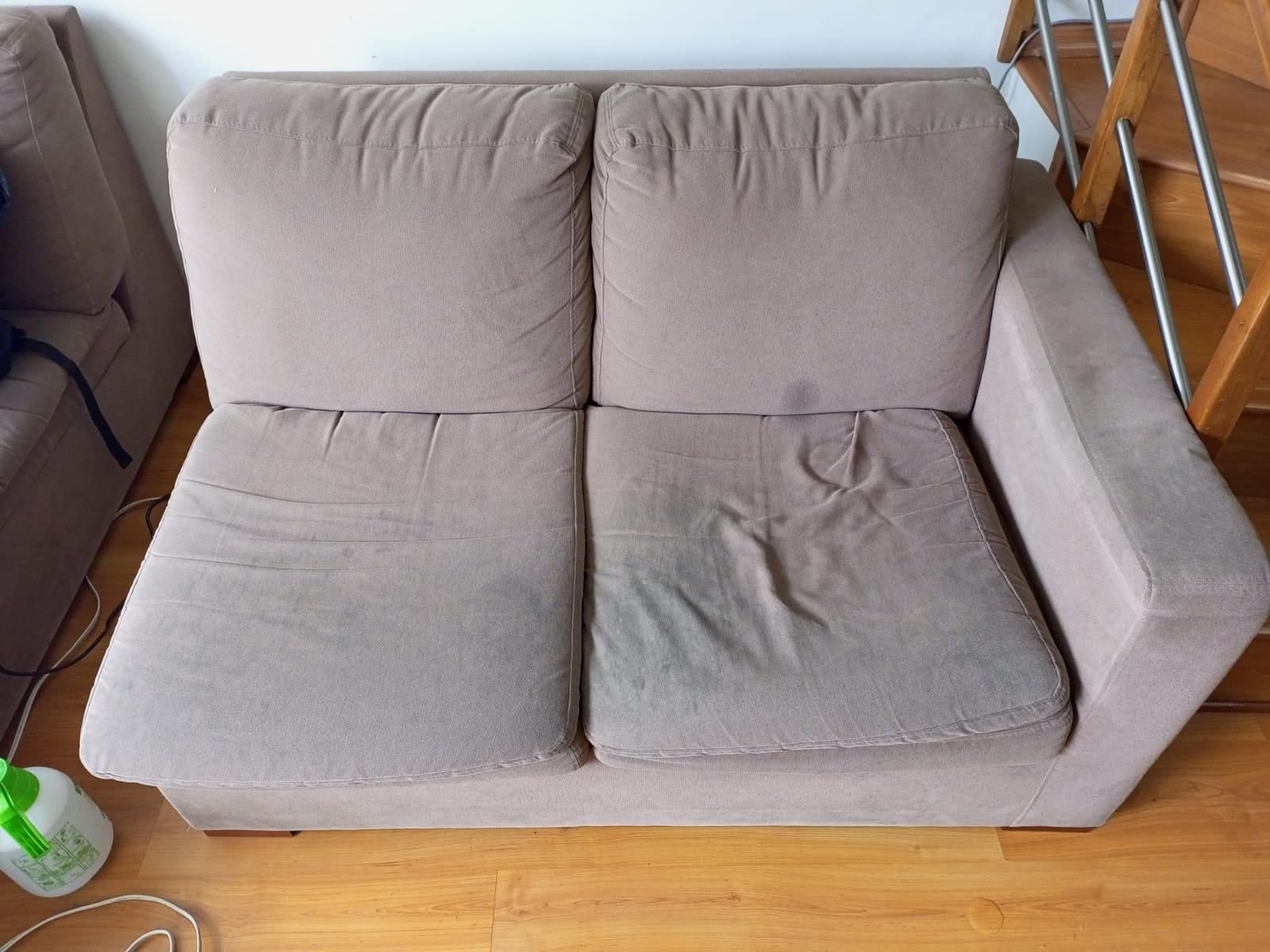 Sofá rosado antes y después del servicio de lavado de muebles — Antes