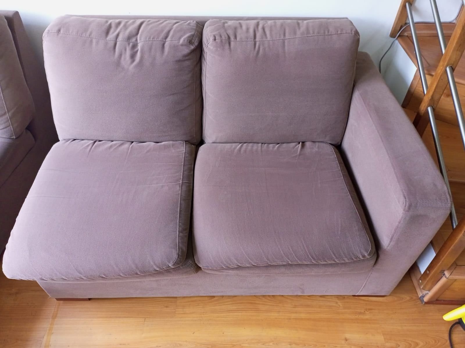 Sofá rosado antes y después del servicio de lavado de muebles — Después