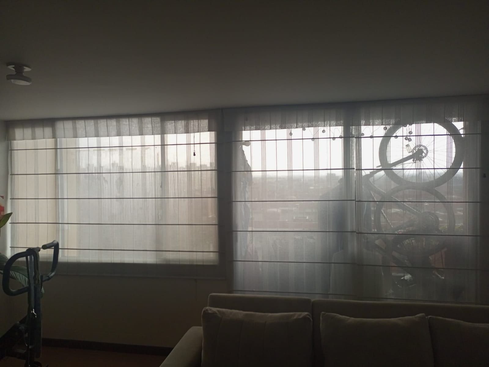 Cortinas romanas limpias en una sala