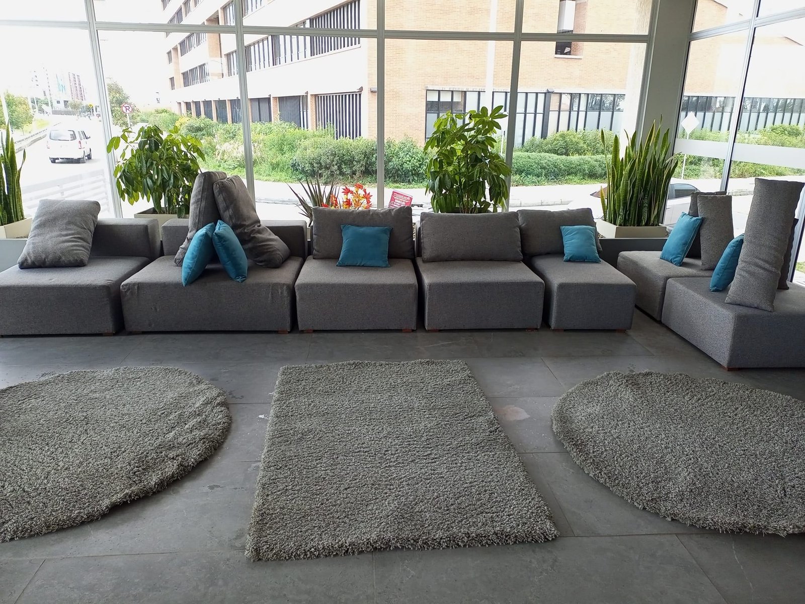 Sala de espera con muebles y tapetes después de un servicio de limpieza