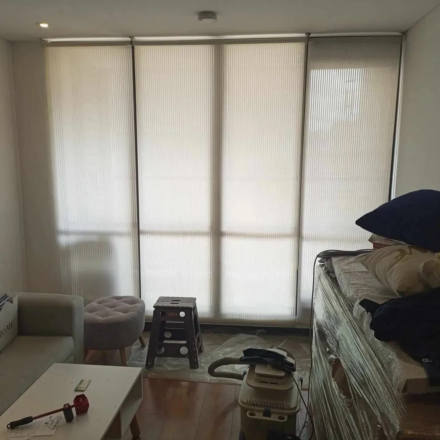 Persianas y cortinas lavadas en un apartamento